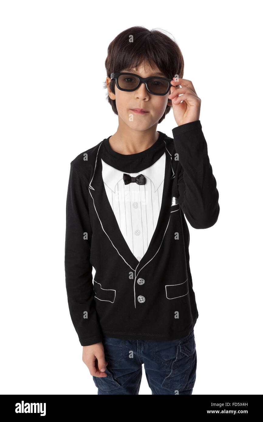 Bien habillé garçon de huit ans avec des lunettes de soleil sur fond blanc Banque D'Images