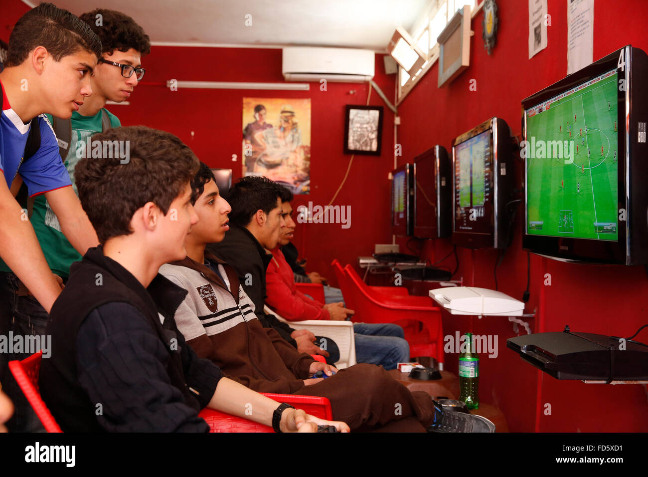 Salon de jeu vidéo à La Marsa, Tunisie. Banque D'Images