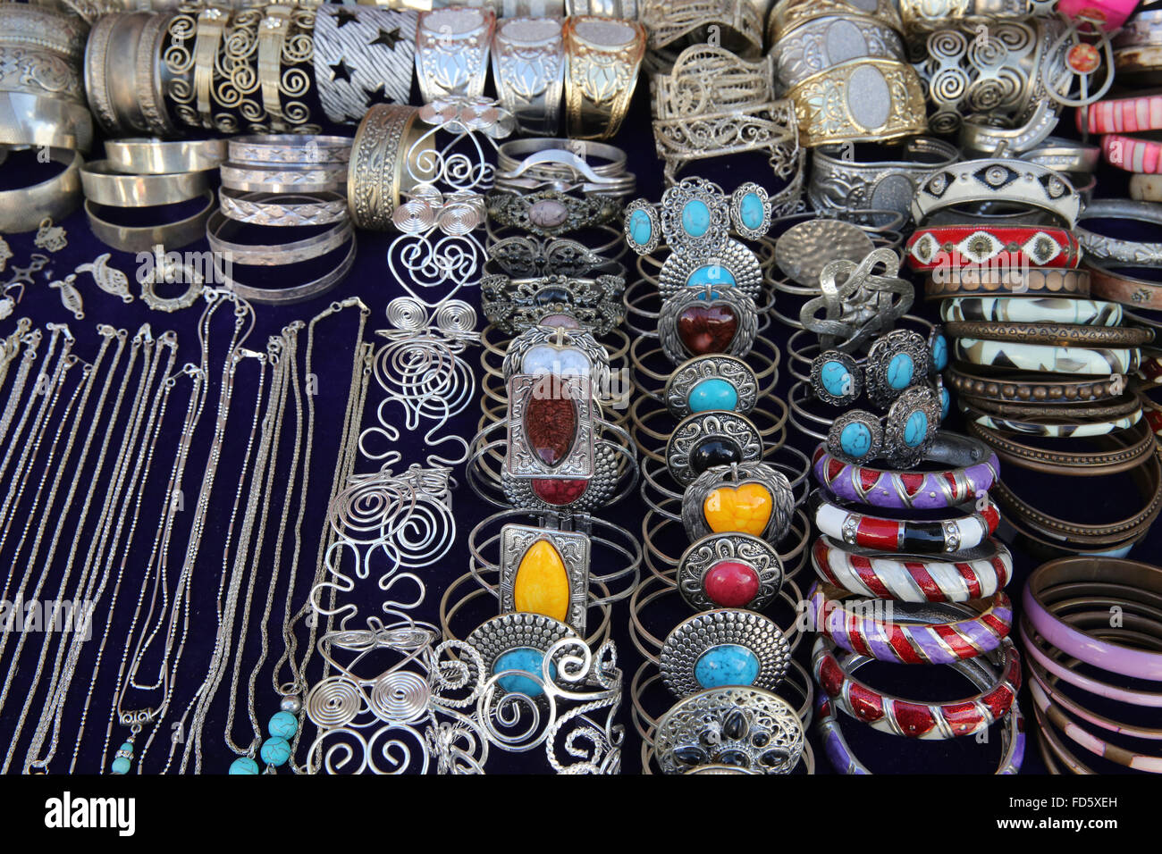 Bijoux pour enfants vendus à Sidi Bou Said. Banque D'Images