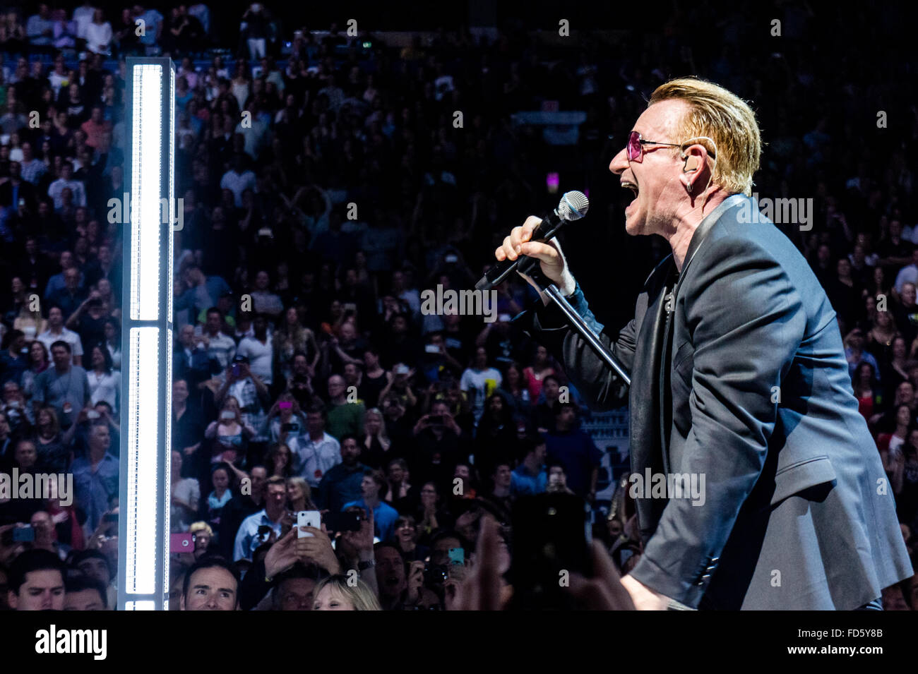 Bono de U2 à Rogers Arena de Vancouver, Colombie-Britannique, Canada le 14 mai 2015 Banque D'Images