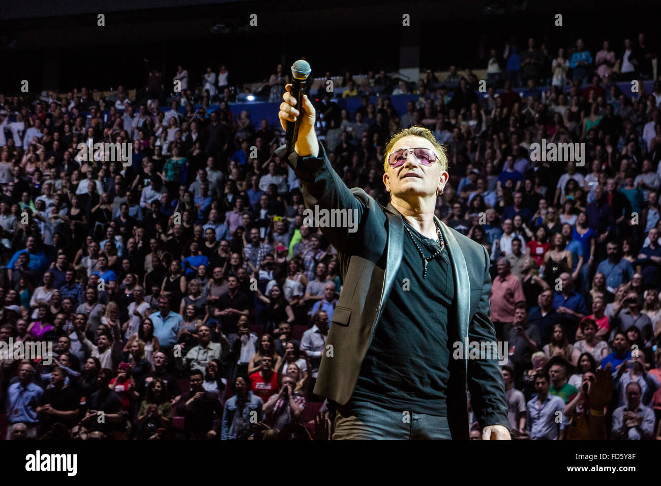Bono de U2 à Rogers Arena de Vancouver, Colombie-Britannique, Canada le 14 mai 2015 Banque D'Images