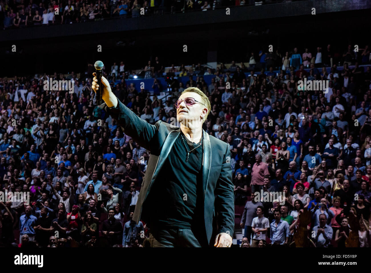 Bono de U2 à Rogers Arena de Vancouver, Colombie-Britannique, Canada le 14 mai 2015 Banque D'Images