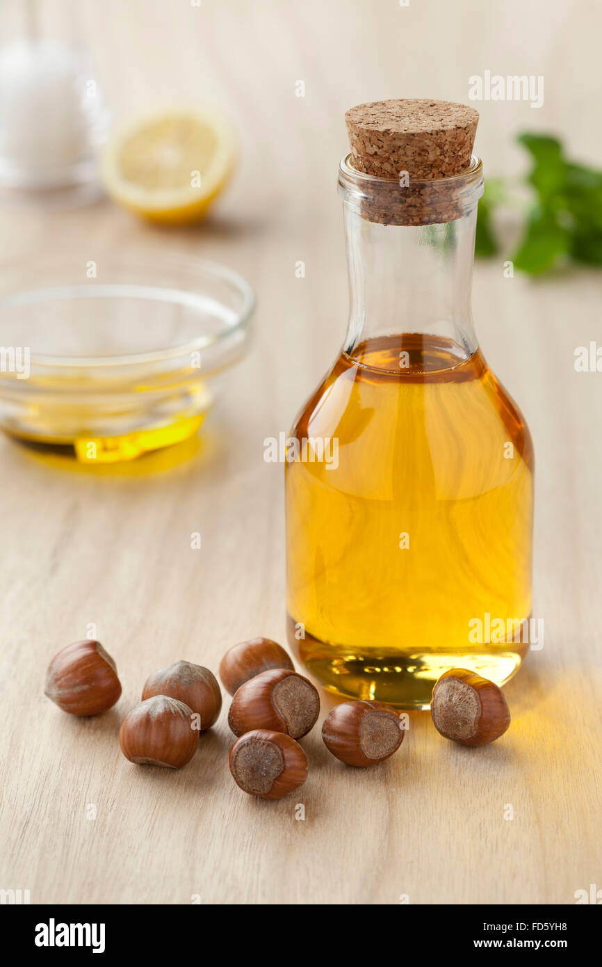 L'huile de noisette et les noisettes à utiliser pour une vinaigrette Banque D'Images