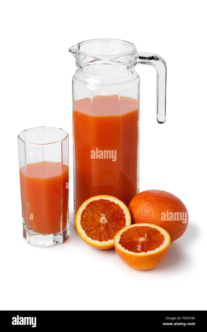 Sang frais jus d'orange dans un pot sur fond blanc Banque D'Images