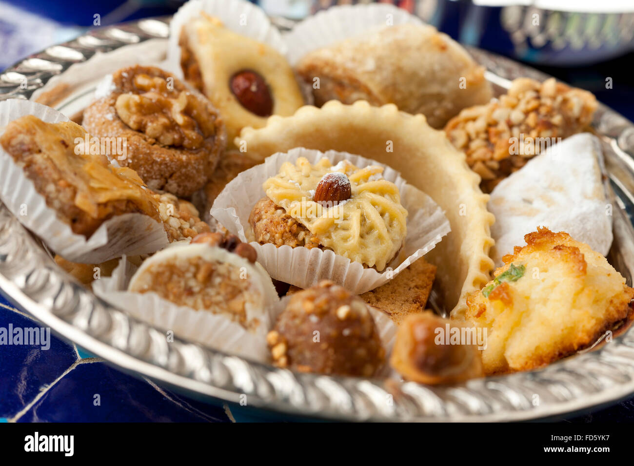 Marocain frais traditionnels les cookies sur une plaque d'argent Banque D'Images