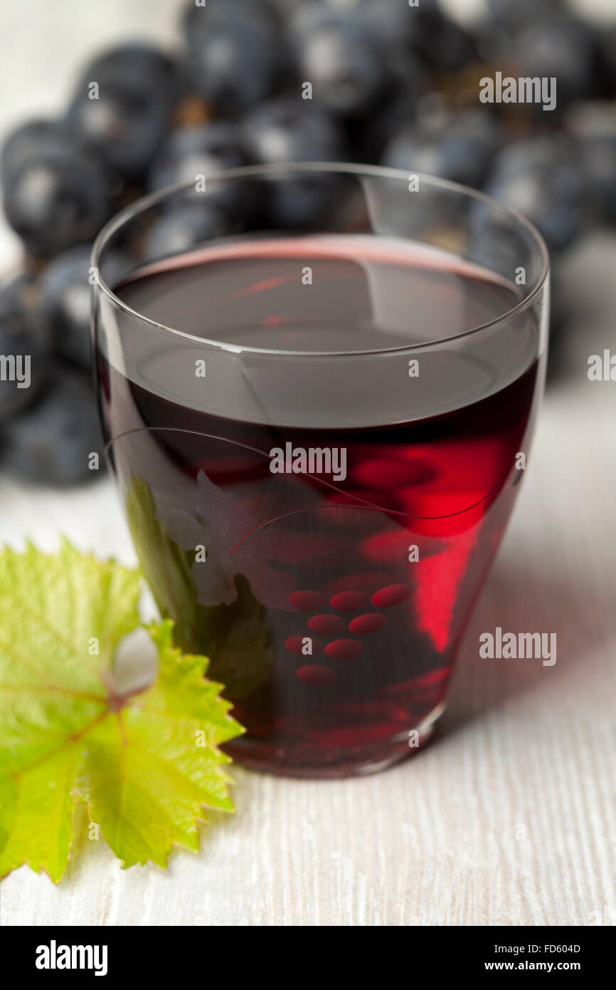 Jus de raisins rouges frais dans un verre Banque D'Images