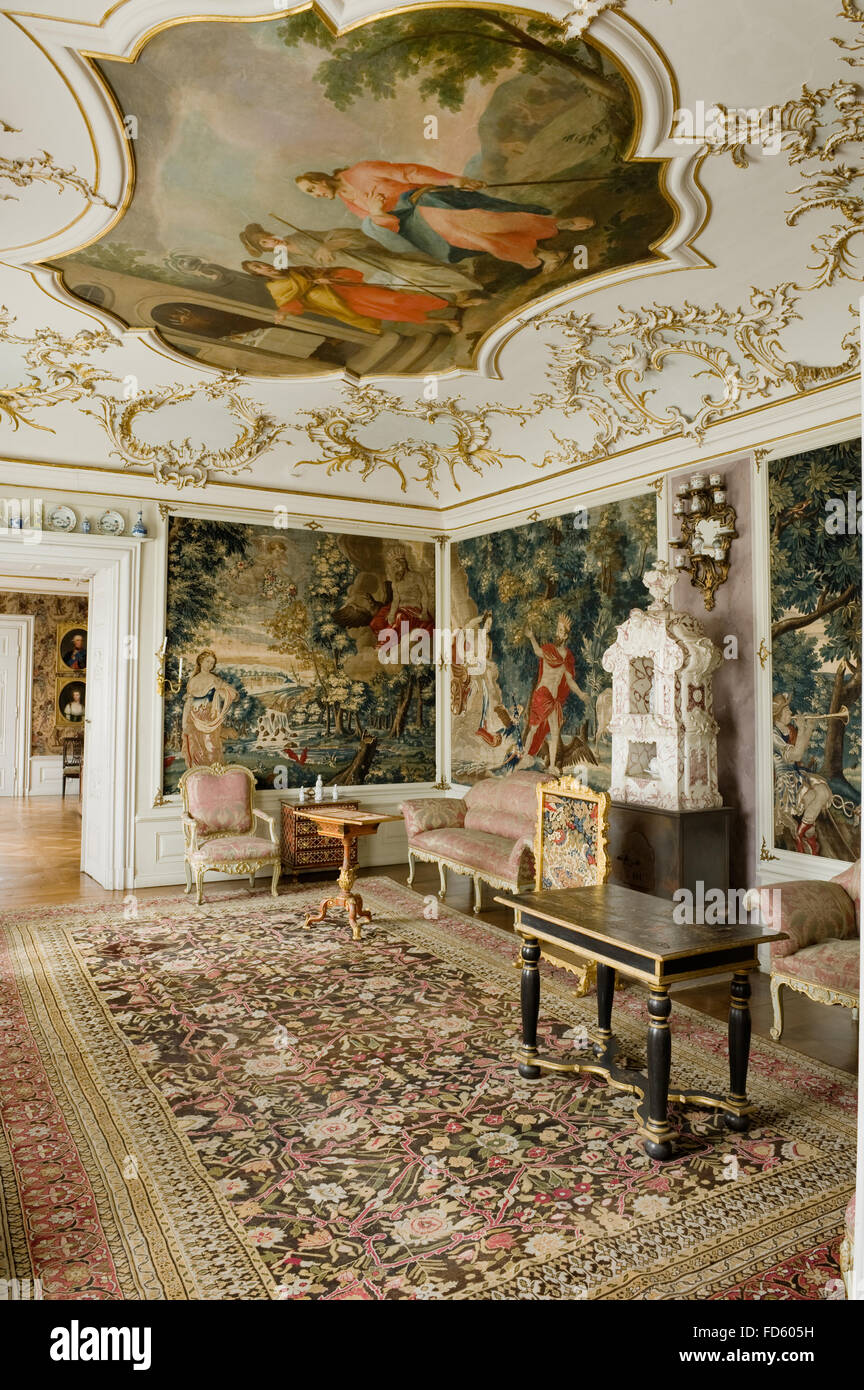 Plafond en stuc rococo au-dessus de tapis à motifs avec des meubles anciens restaurés en Schloss Fasanerie près de Fulda en Allemagne Banque D'Images