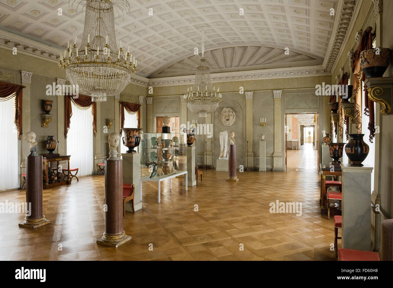 Plafond voûté au-dessus de grands lustres en verre et musée Schloss Fasanerie près de Fulda en Allemagne Banque D'Images