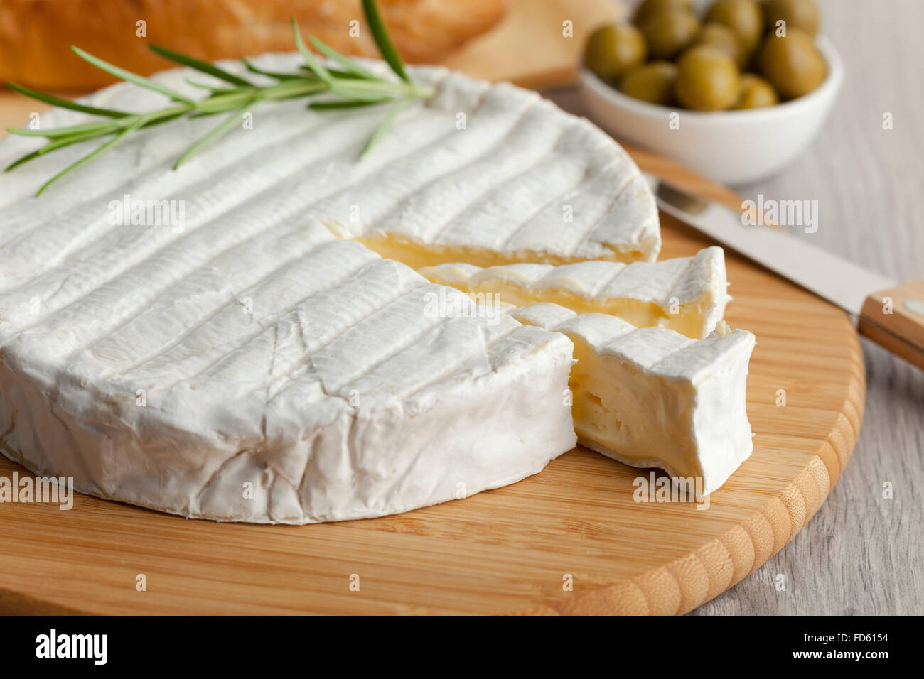 Français frais et d'une tranche de fromage Brie Banque D'Images