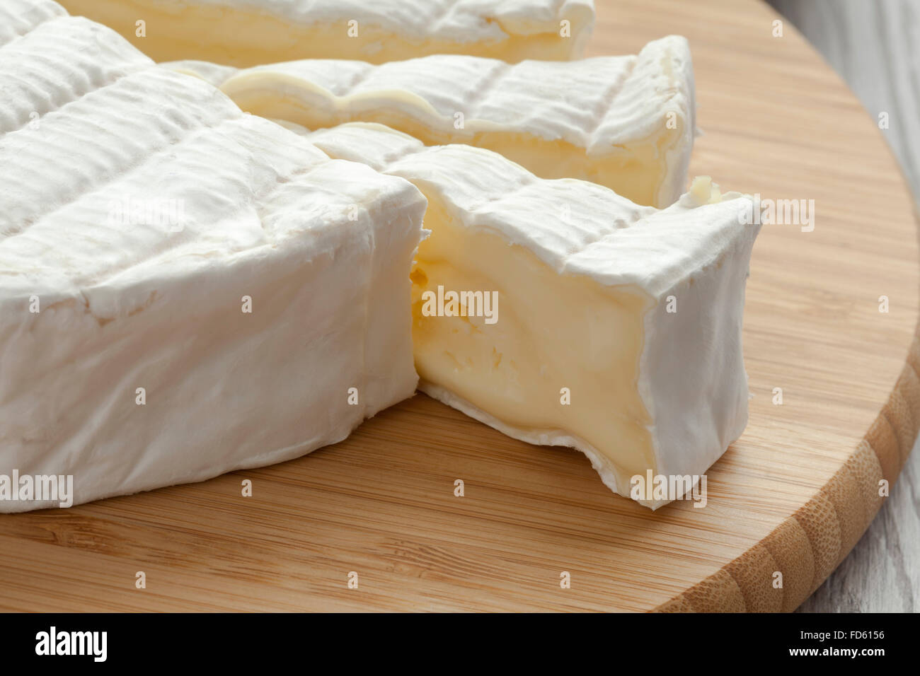 Français frais et d'une tranche de fromage Brie Banque D'Images