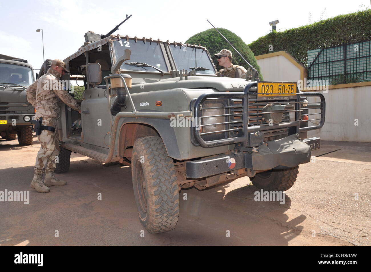 Le ministre de la défense tchèque Martin Stropnicky (pas sur la photo) a visité la République tchèque troupes de protection de la commande de la Mission de formation de l'Union européenne au Mali (EUTM) et mène également une formation dans le pays, à Bamako, Mali, le 28 janvier 2016. Depuis le début de l'année, les premiers membres de la République tchèque les forces spéciales ont également été dans le nord du pays. L'armée tchèque prend également part à l'Organisation des Nations Unies mission multidimensionnelle intégrée pour la stabilisation au Mali (MINUSMA) dans le nord-est du Mali où il y a des combats avec les militants islamiques.En tout, la République tchèque Banque D'Images