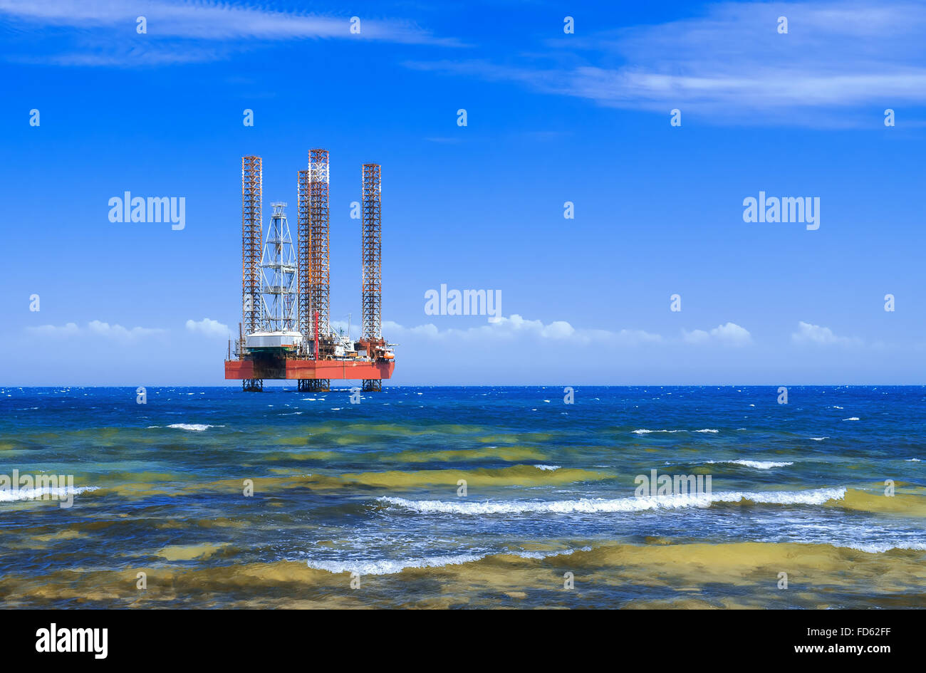 La plate-forme de forage offshore dans la mer contre le ciel bleu Banque D'Images