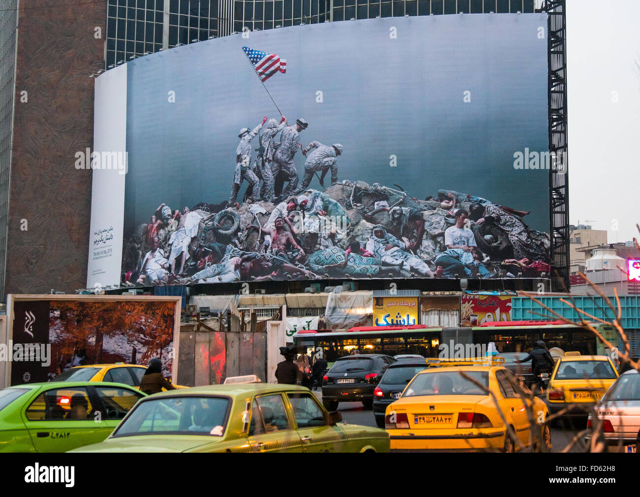 La parodie d'élever le drapeau sur Iwo Jima photo historique sur la place valiasr montrant des marines américains sur des corps morts, Central District, Téhéran, Iran Banque D'Images