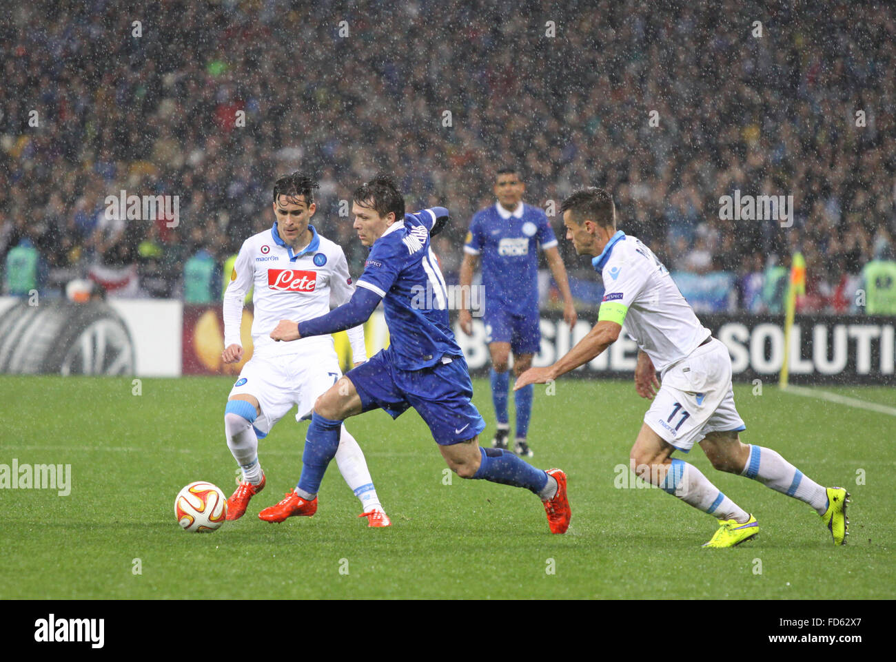 Kiev, UKRAINE - le 14 mai 2015 : Yevhen Konoplyanka du FC Dnipro (C) lutte pour une balle avec Jose Callejon (L) et Christian Maggio (R) de la SSC Napoli durant leur UEFA Europa League match de demi-finale Banque D'Images