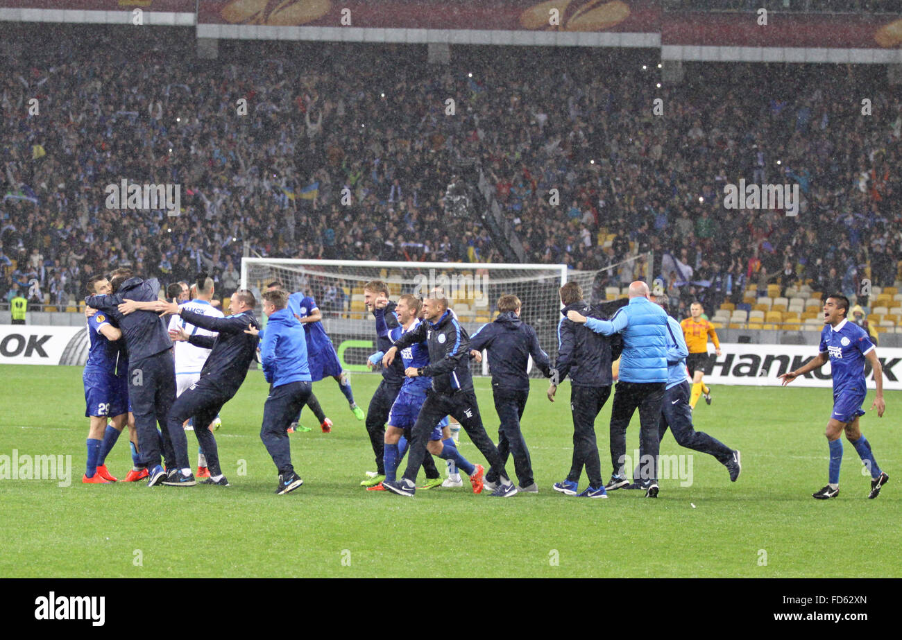 Les joueurs et entraîneurs du FC Dnipro célèbrent la victoire après l'UEFA Europa League match de demi-finale contre Napoli Banque D'Images