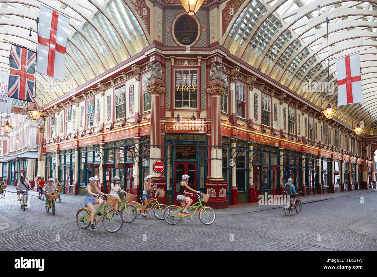 Marché couvert Leadenhall intérieur avec les touristes à bicyclette dans un après-midi d'été à Londres Banque D'Images