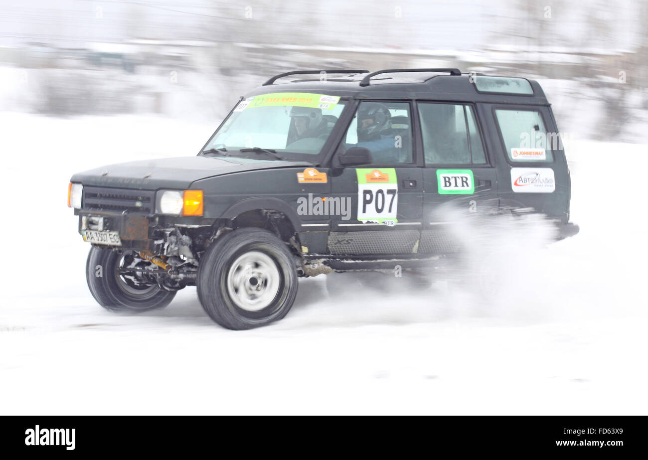 Kiev, UKRAINE - 13 février 2010 : l'Ukraine de l'équipage de l'équipe de course sur Land Rover passe au-dessus de la voie de la neige au cours d'un rassemblement sur Baja-2010 Kiev Banque D'Images Kiev, UKRAINE - 13 février 2010 : l'Ukraine de l'équipage de l'équipe de course sur Land Rover passe au-dessus de la voie de la neige au cours d'un rassemblement sur Baja-2010 Kiev Banque D'Images