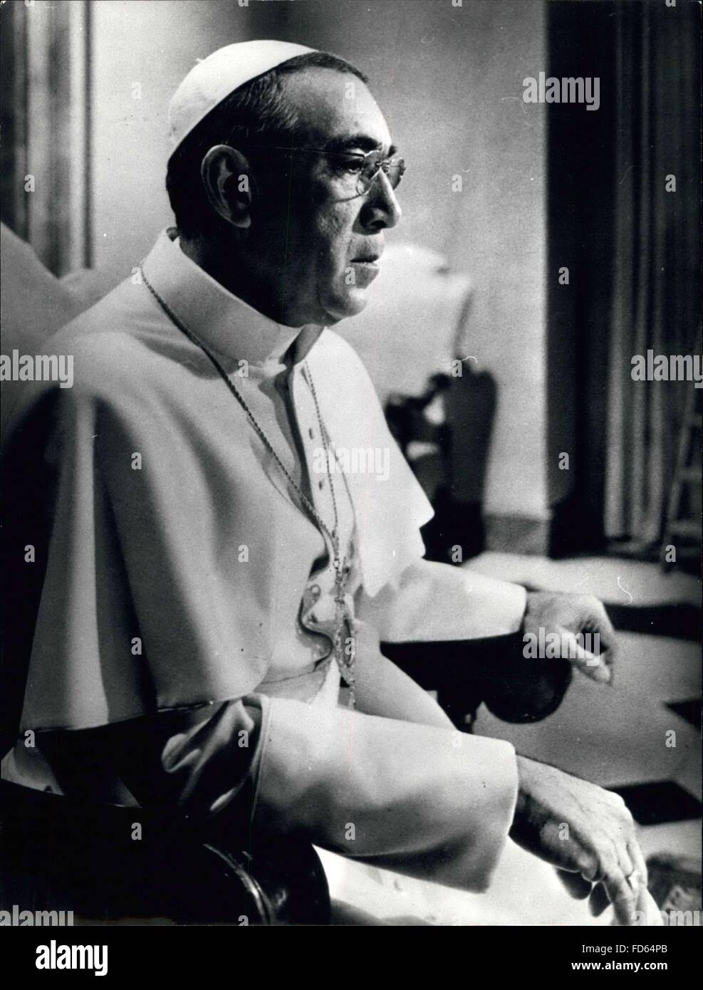 1968 - L'acteur Anthony Homme QuinnThe dans des robes d'un blanc pur : il se trouve sedately portant la robe blanche d'un Pape. L'homme en photo ressemble chaque pouce un chef de l'Église de Rome. Mais le visage est indubitable - acteur Anthony Quinn est habillée pour son rôle dans le film '' les chaussures du pêcheur'', l'histoire d'un archevêque russe qui devient pape. Le film est basé sur Morris West's best-seller. © Keystone Photos USA/ZUMAPRESS.com/Alamy Live News Banque D'Images