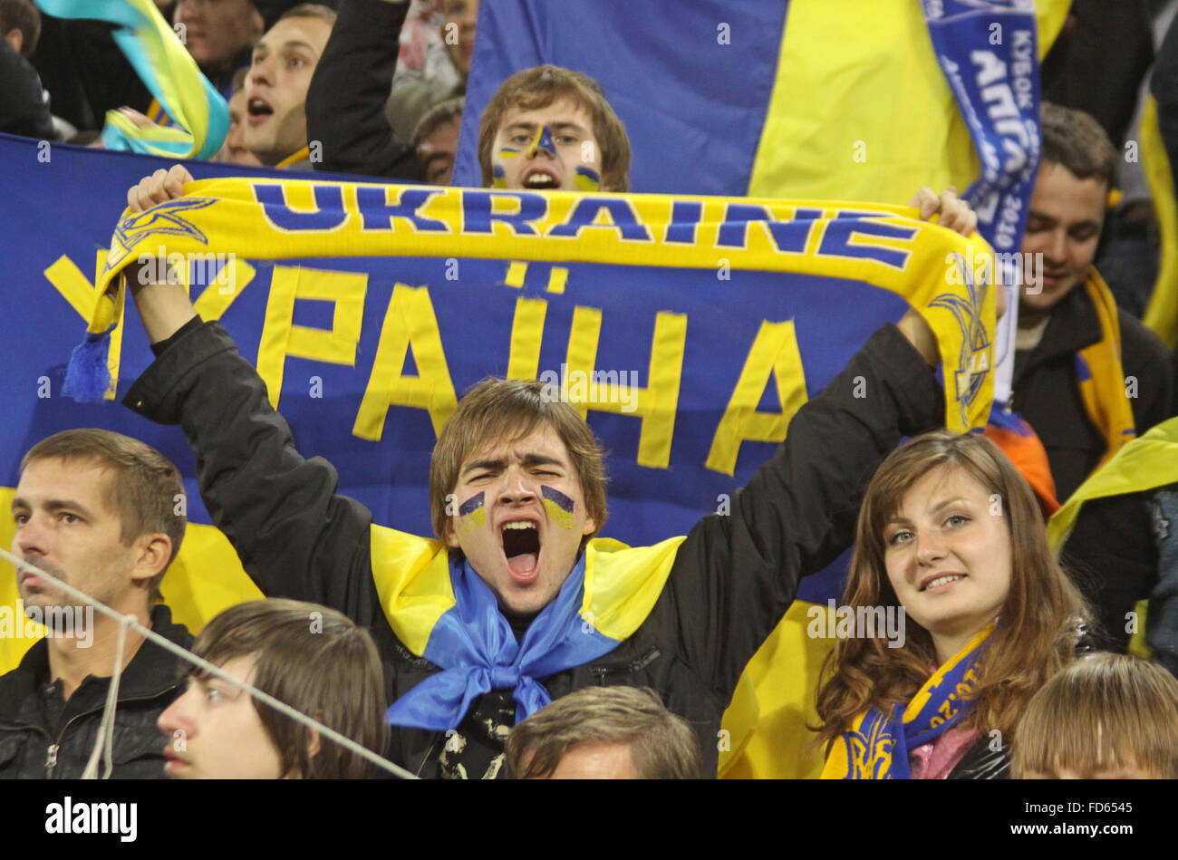 Dnepropetrovsk, UKRAINE - le 10 octobre : Ukrainian fans réagir après avoir battu l'Ukraine de l'Angleterre dans leur Coupe du Monde 2010 football match de qualification à l'Arène de Dnipro le 10 octobre 2009 à Dnipropetrovsk, Ukraine. L'Ukraine a gagné 1:0 Banque D'Images