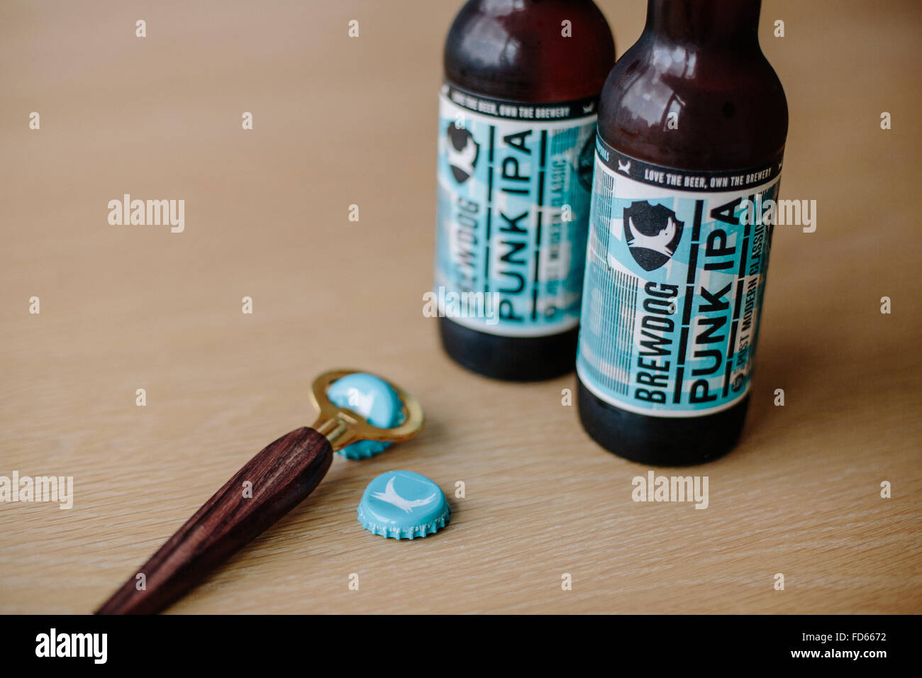 2 bouteilles de punk écossais brewdog ipa bière artisanale sur un dessus de table/bar Banque D'Images