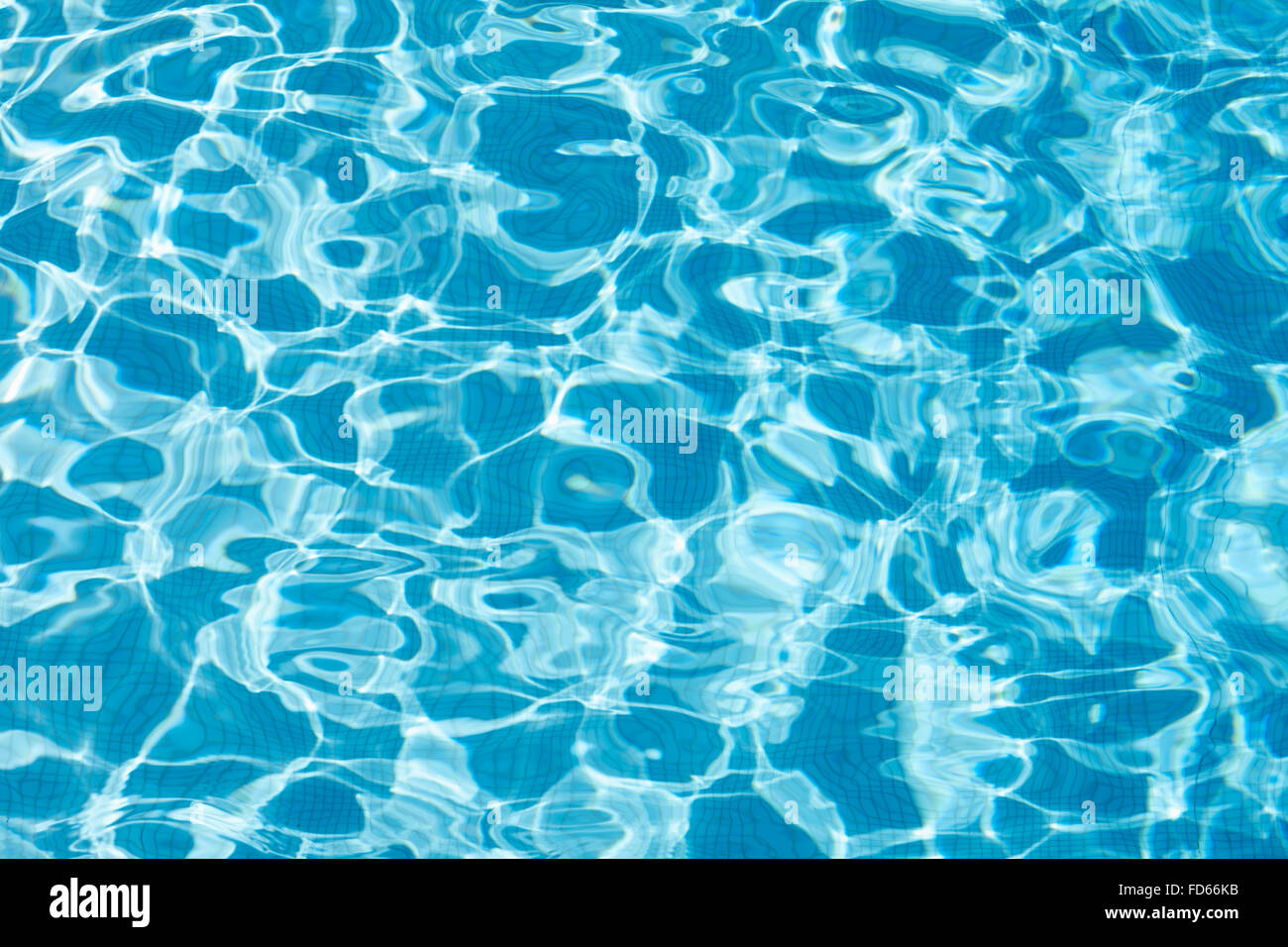 L'eau de piscine bleu texture background dans la lumière du soleil Banque D'Images