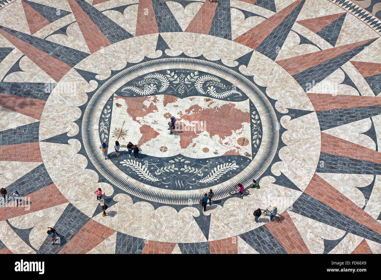 Carte mosaïque des découvertes portugaises et le vent-rose en gris, rose et orange en bordée par pavage typique portugaise Banque D'Images