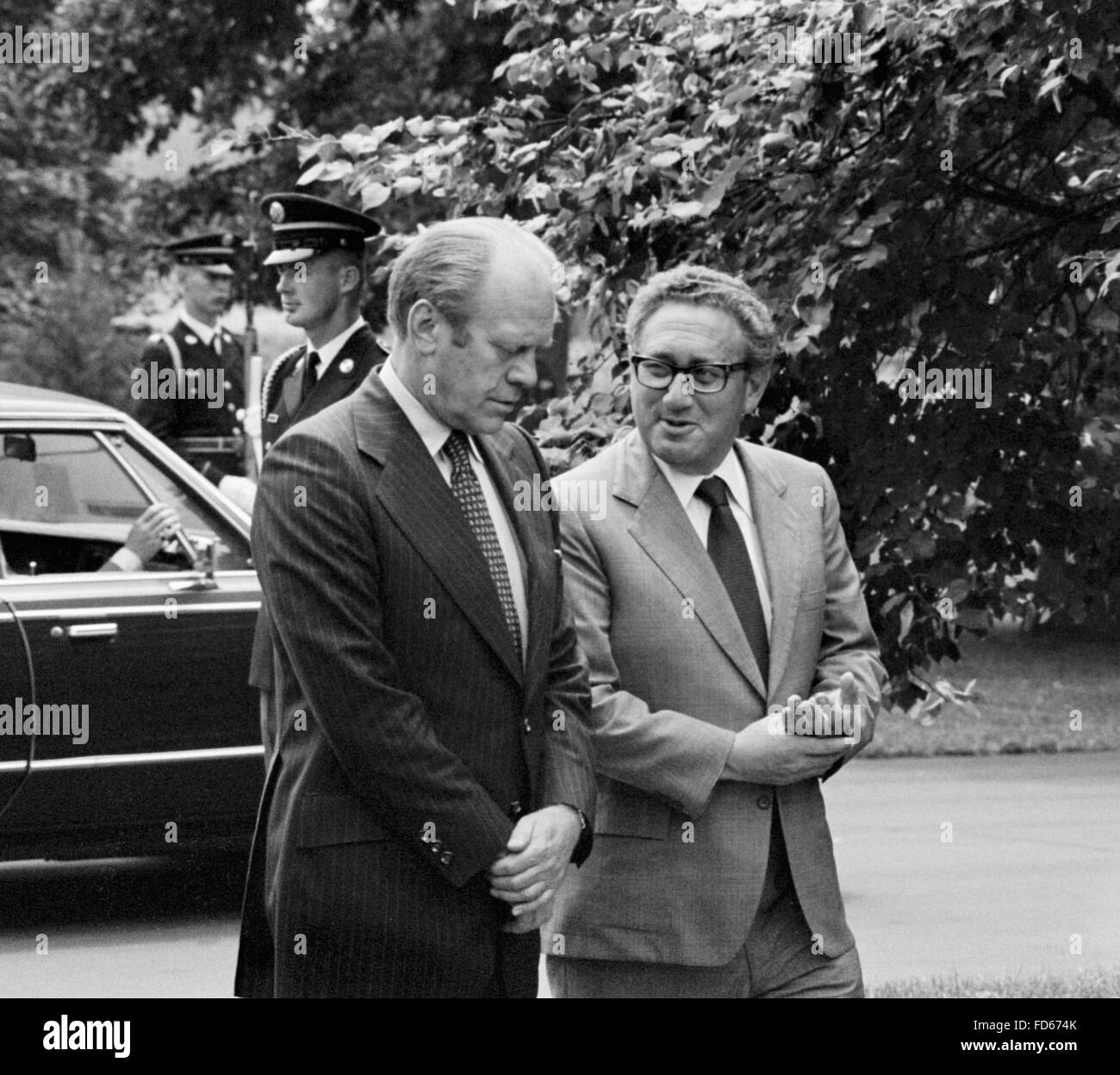 Gerald Ford et Henry Kissinger. Le président Gerald Ford et secrétaire d'État Le Dr Henry Kissinger sur le terrain de la Maison Blanche, Washington DC, août 1974 Banque D'Images