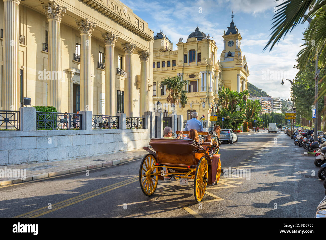 MALAGA, ESPAGNE - 2 NOVEMBRE 2014 : circulation près de l'hôtel de ville de Malaga, Espagne. Banque D'Images