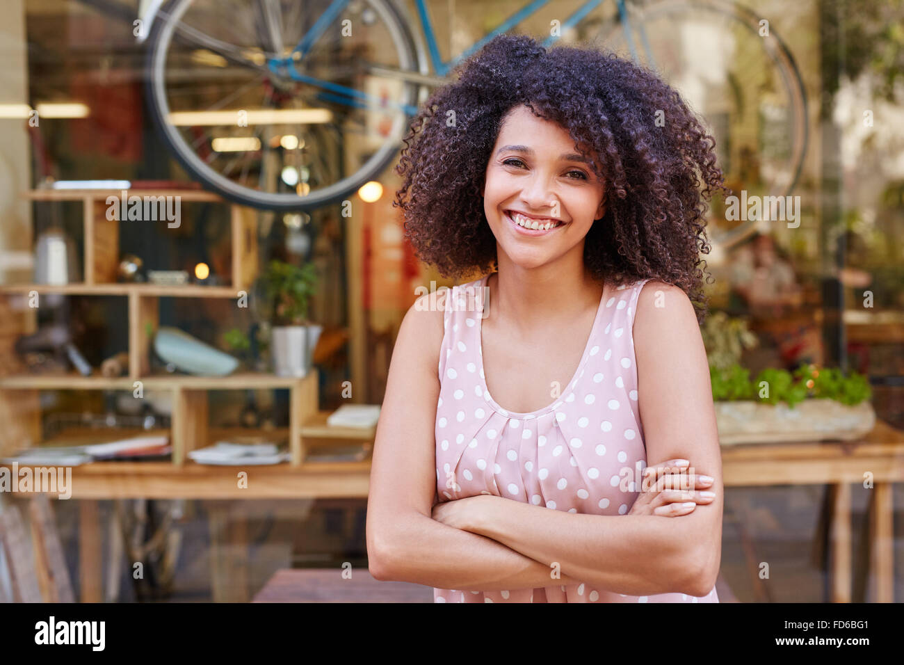 Confiant mixed race woman in front of a coffee shop Banque D'Images