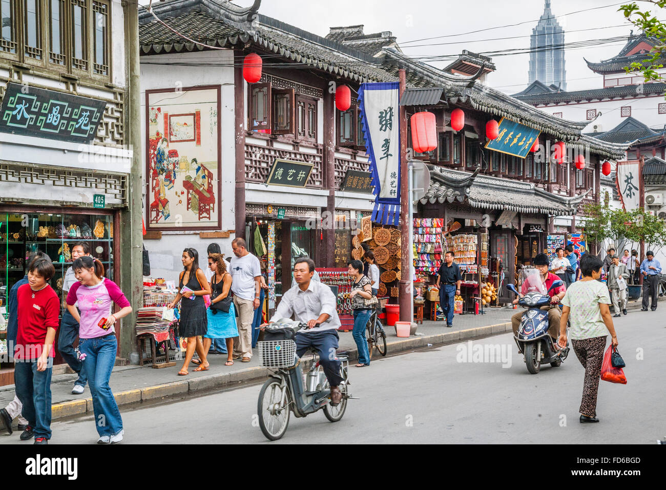 Chine, Shanghai, scène de rue animée à Shanghai Old Street, Fangbang Road dans la vieille ville de Shanghai Banque D'Images