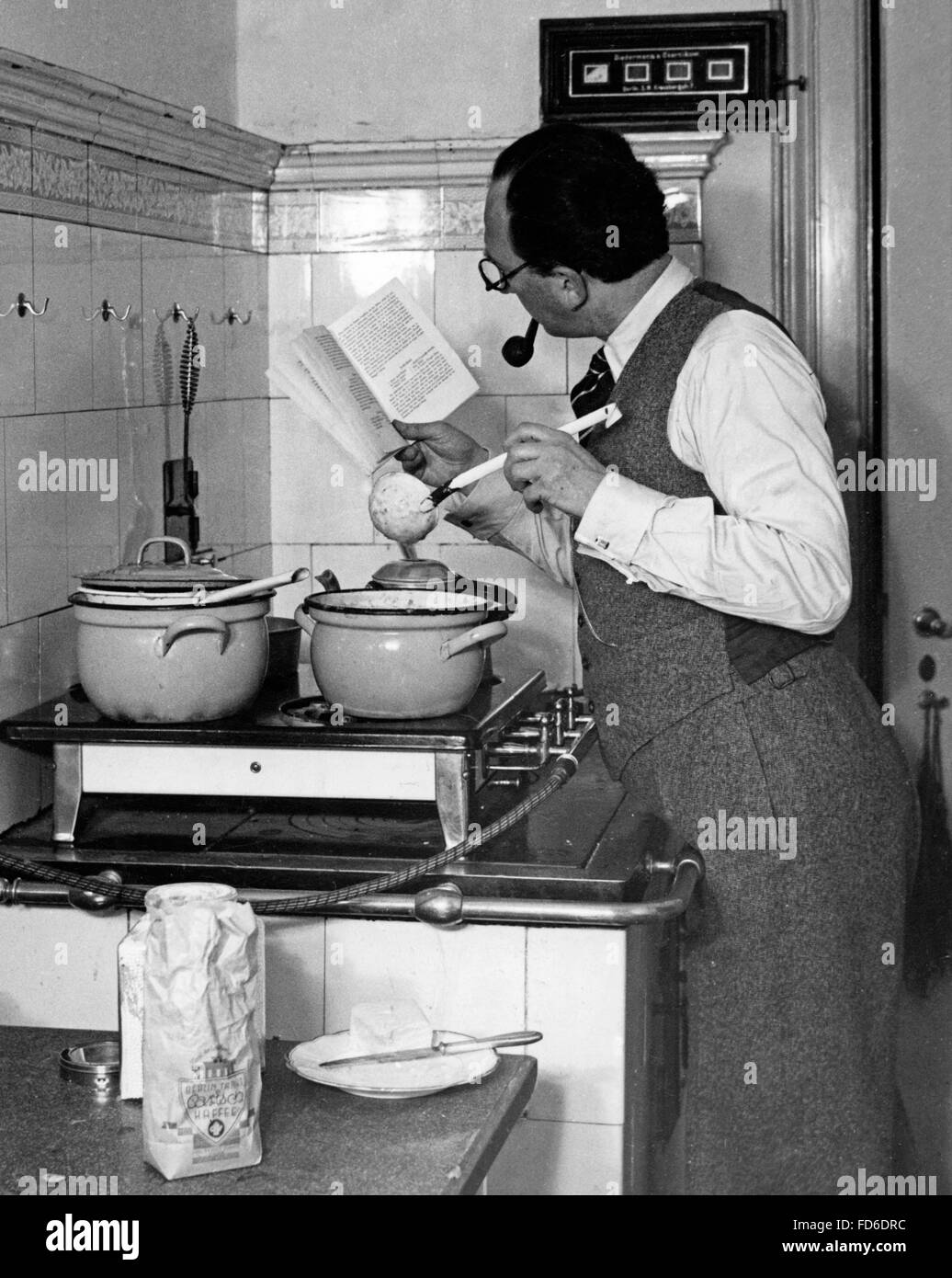 Les hommes à des tâches ménagères jusqu'en 1990 Banque D'Images