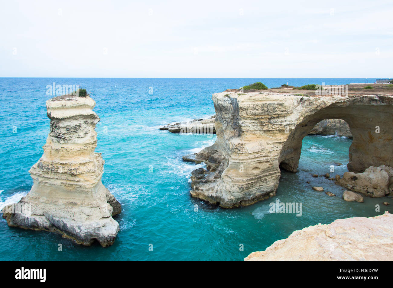 Les cheminées rocheuses de Santo Andrea sur la côte du Salento dans les Pouilles en Italie Banque D'Images