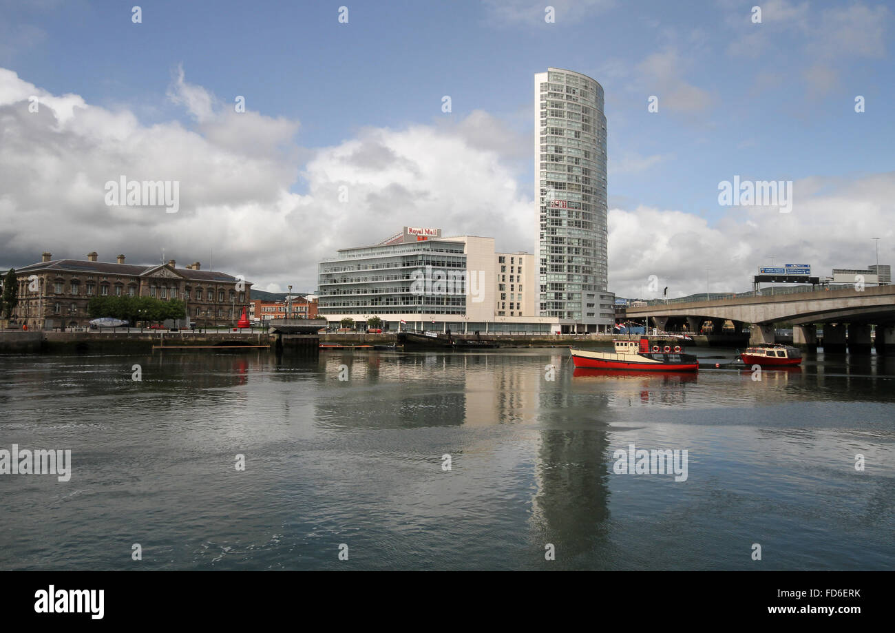 Vue sur la rivière Lagan Lagan Weir à Belfast (l-r) La Maison de la douane, la Royal Mail (Tombeau Stree) et l'Obel. Banque D'Images