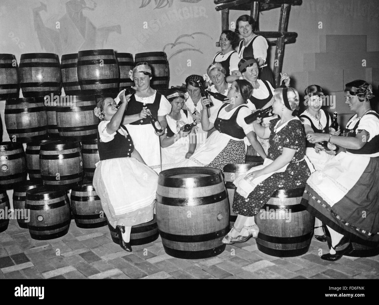 Les femmes en costume traditionnel à un stand d'une foire commerciale, 1934 Banque D'Images