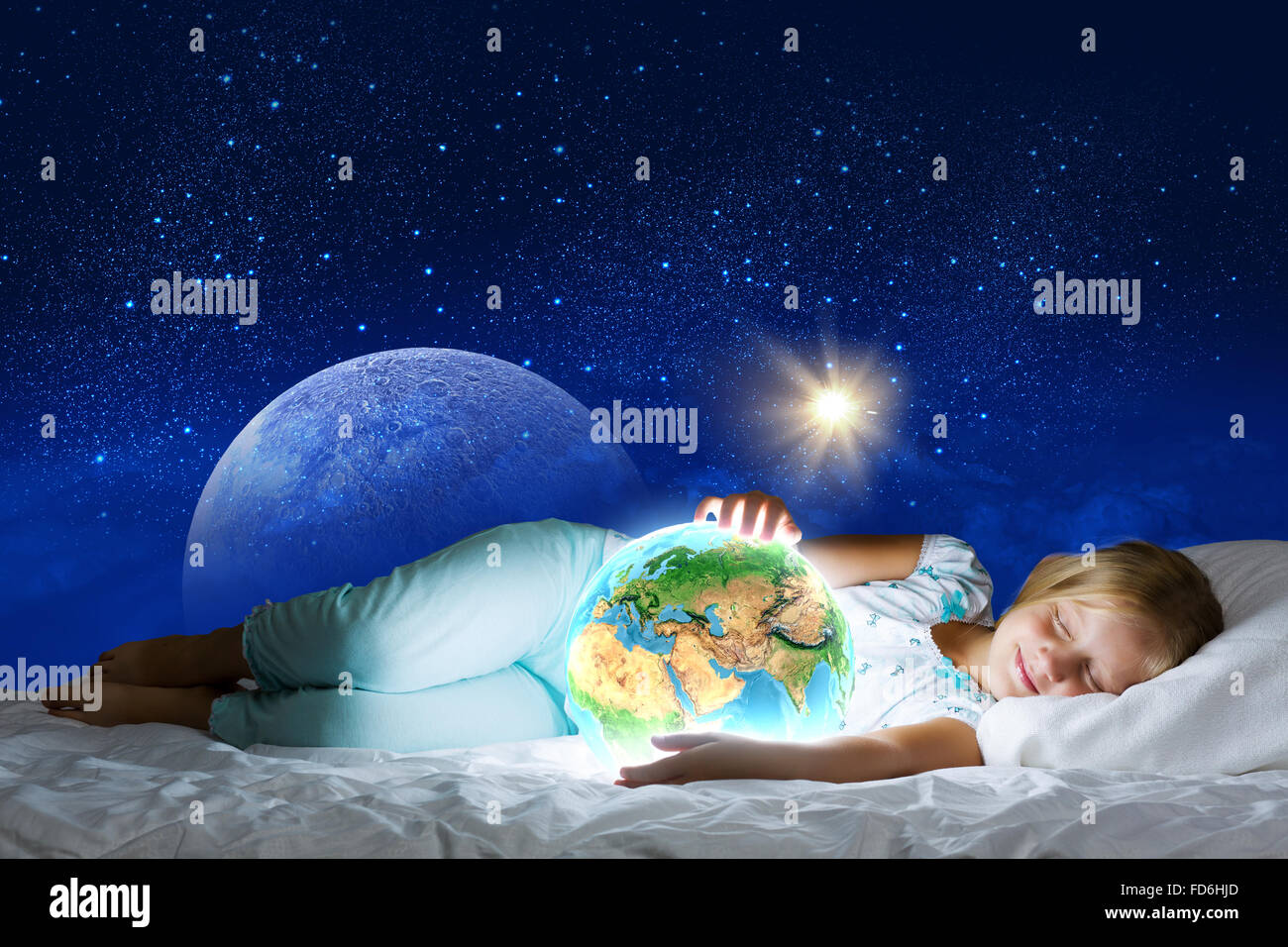 Girl in bed with Earth planet dans les mains. Éléments de cette image sont meublées par la NASA Banque D'Images