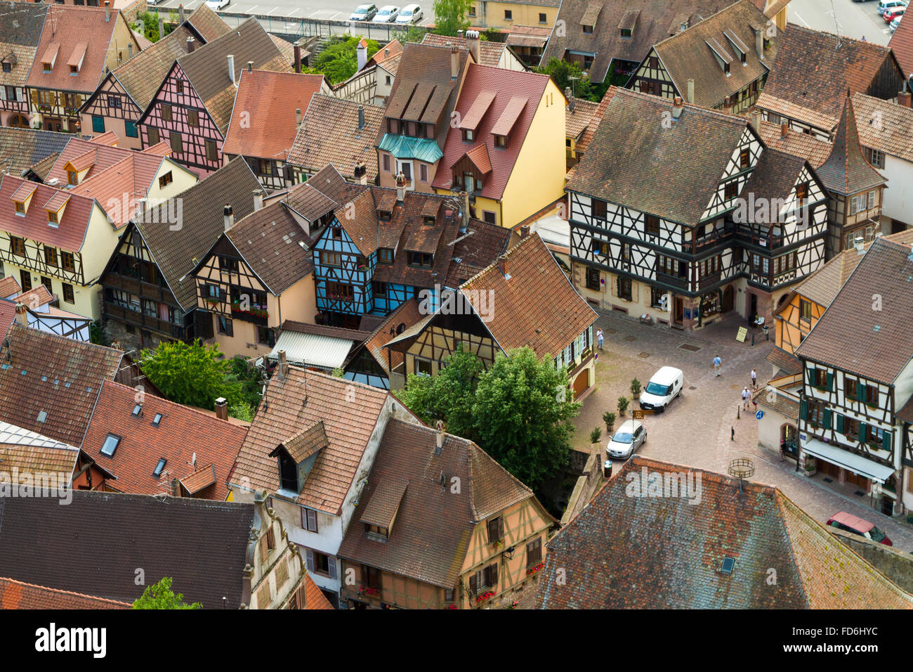 Voir le village de Kaysersberg de Castle, Alsace, route des vins Alsace Haut Rhin France Banque D'Images
