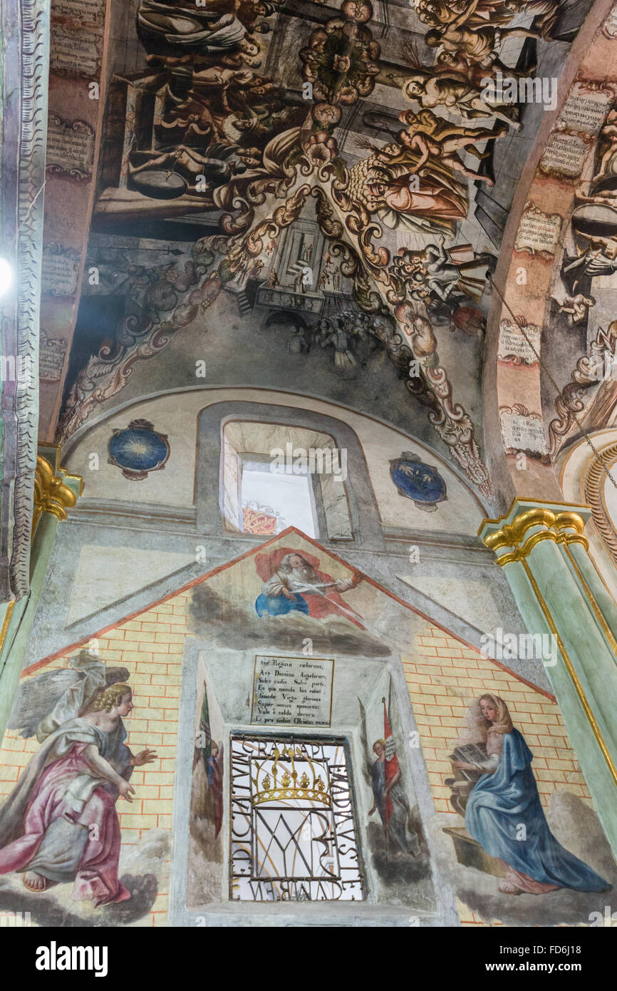 À l'intérieur du sanctuaire d'Atotonilco populaire mexicain avec des fresques baroques peintes sur le plafond et les murs à Atotonilco, au Mexique. Les peintures ont été fait par Antonio Martinez de Pocasangre et Jose Maria Barajas sur une période de trente ans et est connue comme la Chapelle Sixtine du Mexique. Banque D'Images