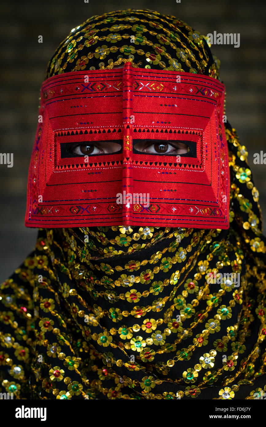 Bandari une femme portant un masque traditionnel appelé la burqa, Hormoz, Minab, Iran Banque D'Images