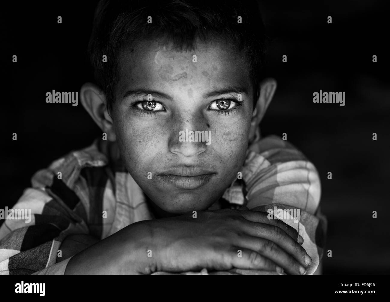 Garçon tsigane avec de beaux yeux, comté Central, Kerman, Iran Banque D'Images
