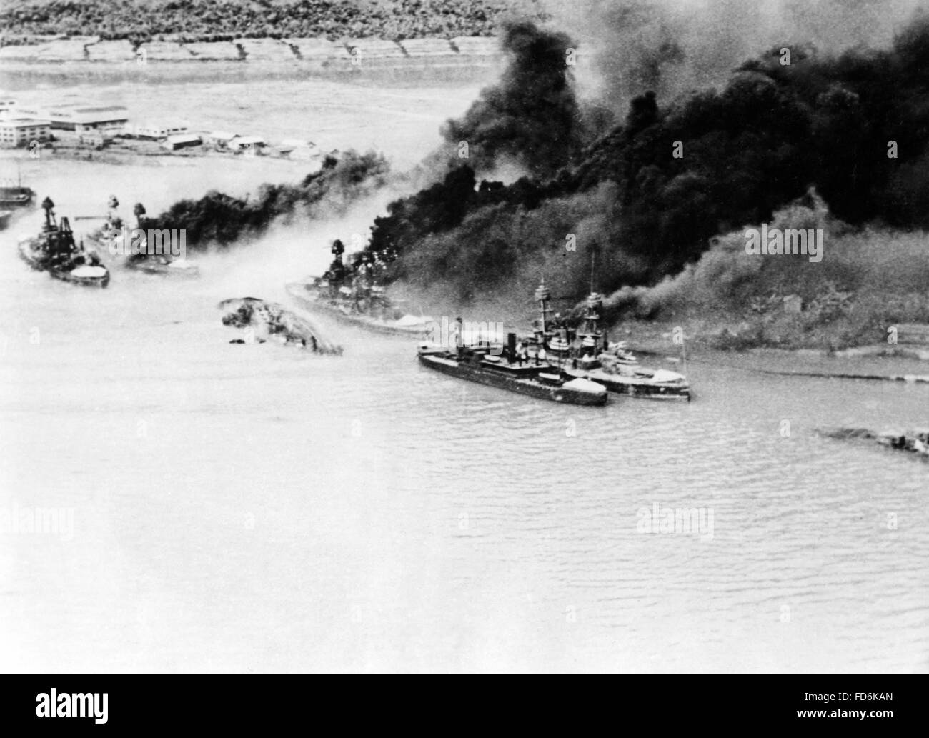 Brûler les navires au large de Pearl Harbor le 12/07/1941 Banque D'Images