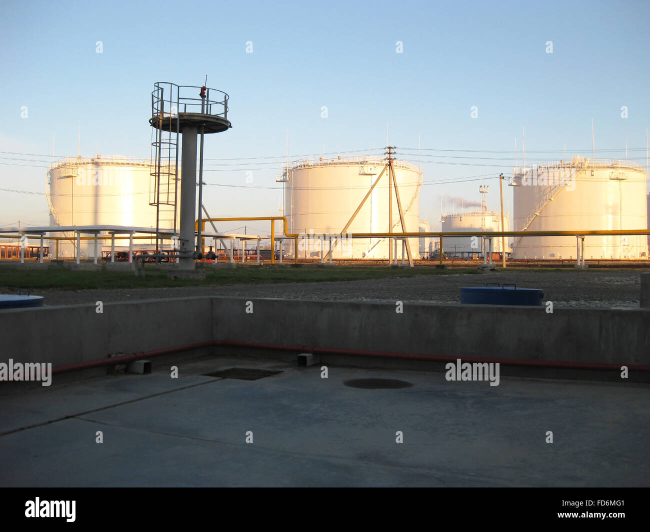 Les réservoirs de stockage de produits pétroliers. Raffinerie d'équipement. Banque D'Images