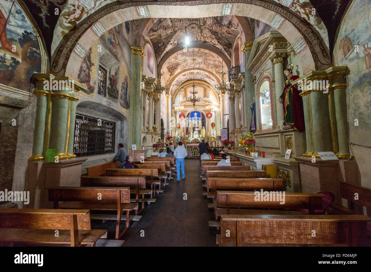 Fidèles à l'intérieur du sanctuaire d'Atotonilco populaire mexicain avec des fresques baroques peintes sur le plafond et les murs à Atotonilco, au Mexique. Les peintures ont été fait par Antonio Martinez de Pocasangre et Jose Maria Barajas sur une période de trente ans et est connue comme la Chapelle Sixtine du Mexique. Banque D'Images