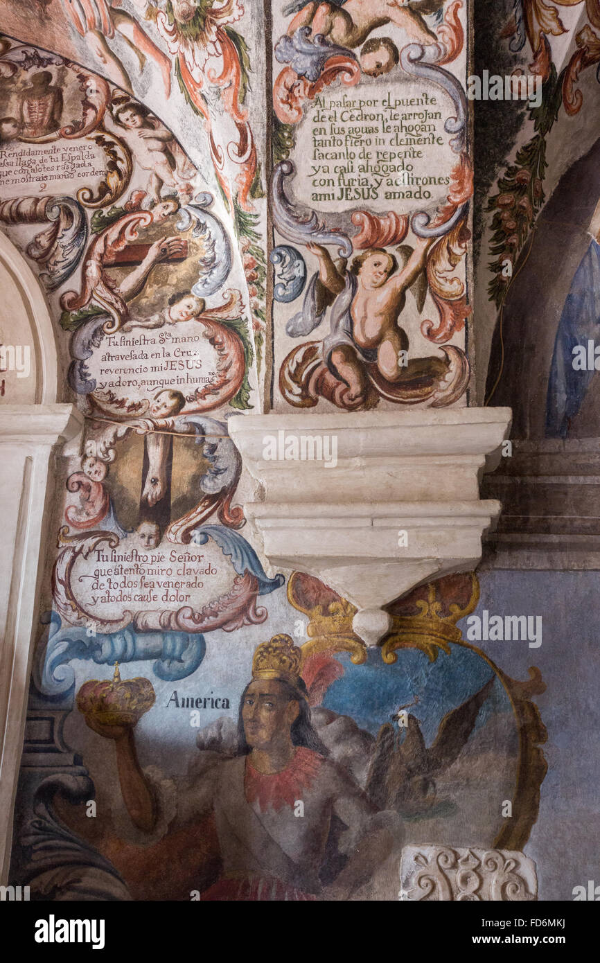 À l'intérieur du sanctuaire d'Atotonilco populaire mexicain avec des fresques baroques peintes sur le plafond et les murs à Atotonilco, au Mexique. Les peintures ont été fait par Antonio Martinez de Pocasangre et Jose Maria Barajas sur une période de trente ans et est connue comme la Chapelle Sixtine du Mexique. Banque D'Images