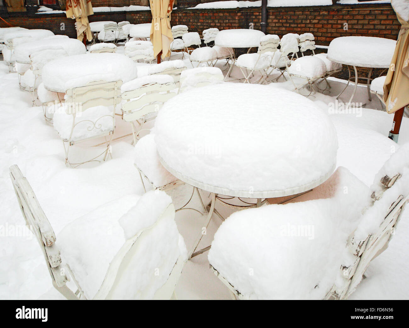 Des tables et chaises en face du restaurant Banque D'Images