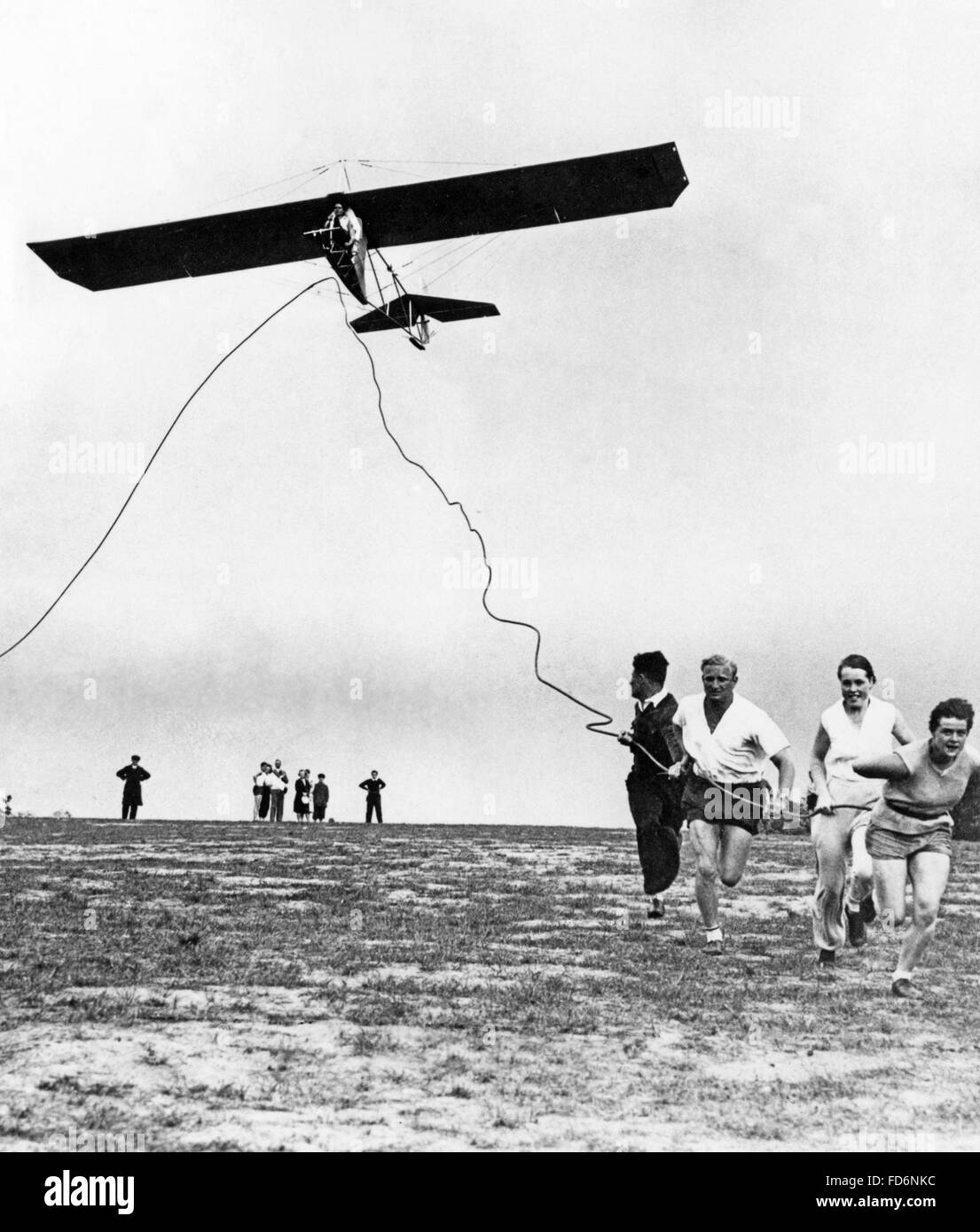 Les demandeurs de licence de pilote démarrer un parapente, 1930 Banque D'Images
