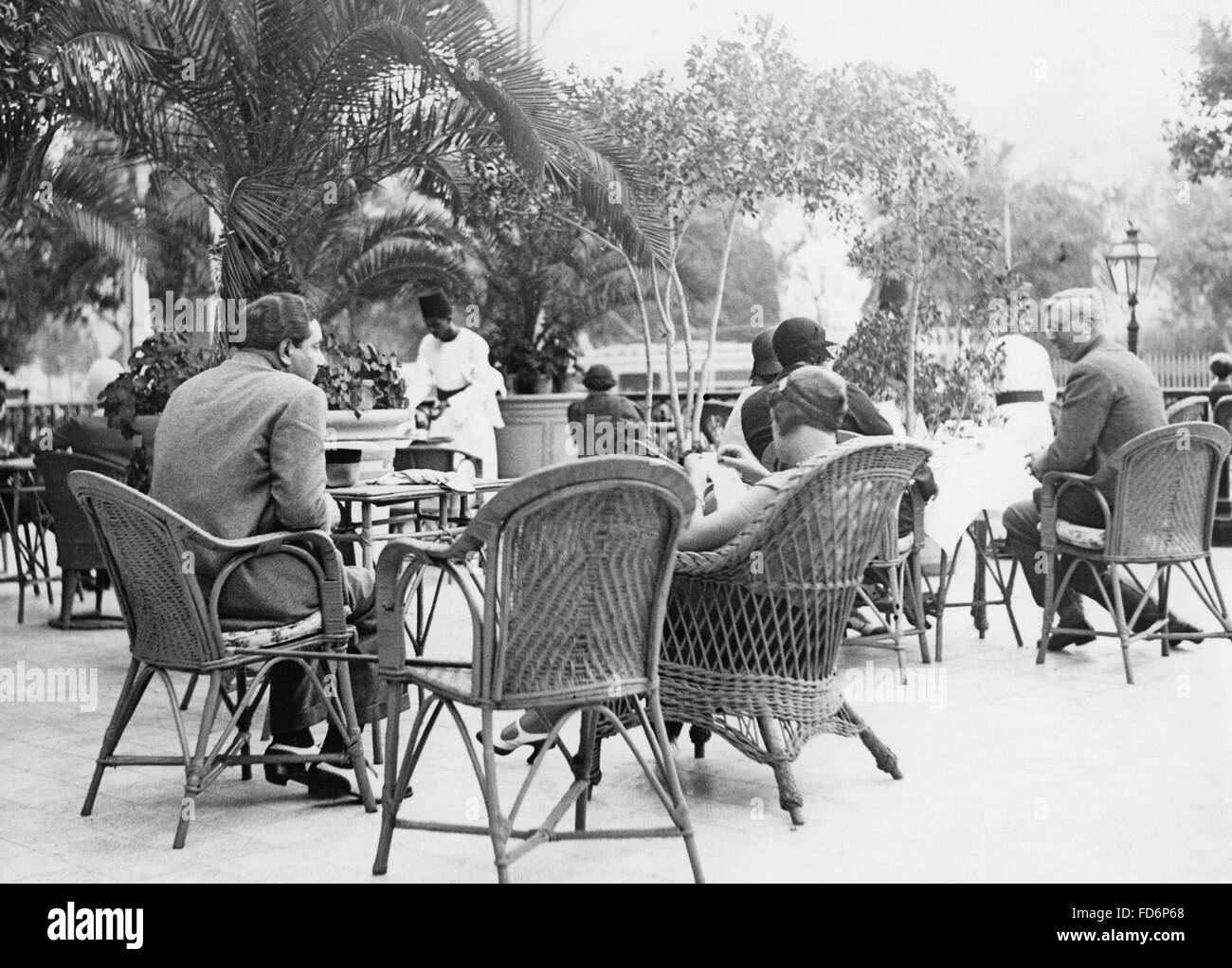 Terrasse de l'Continental-Savoy au Caire, 1920 Banque D'Images