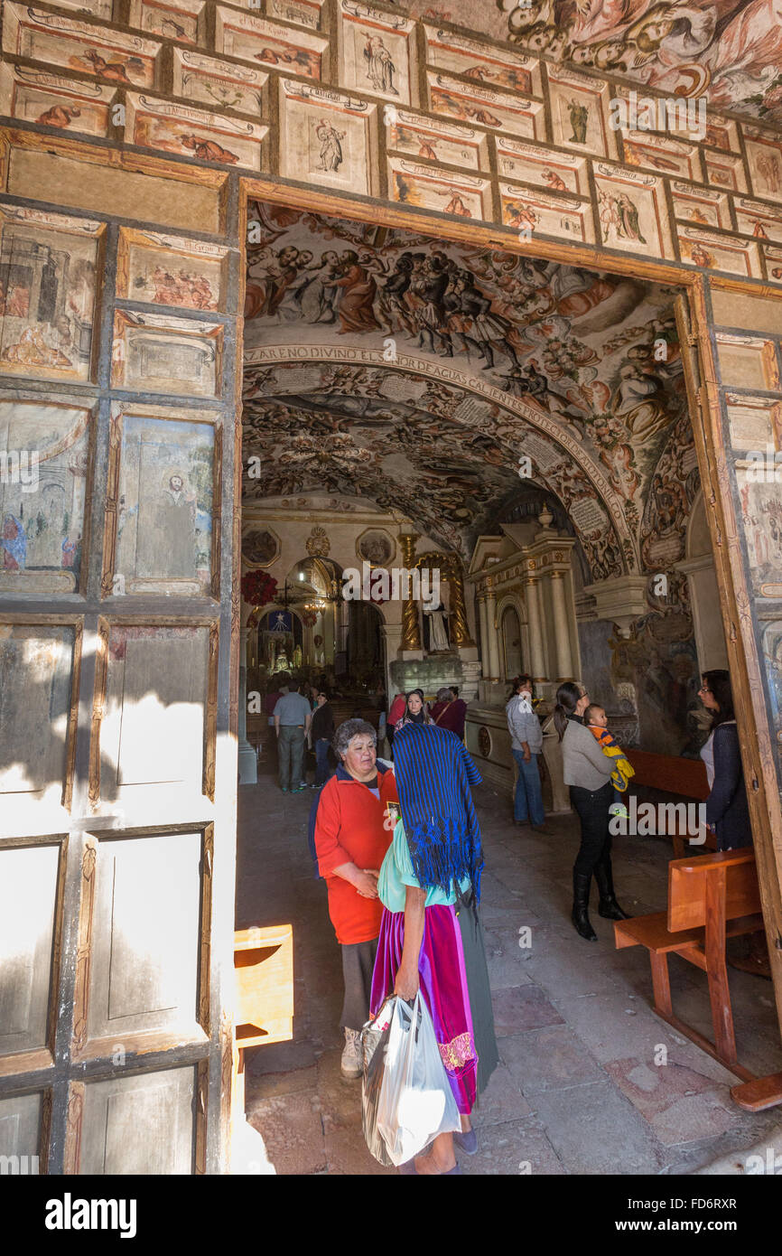 Stand des pèlerins à l'entrée du sanctuaire de Atotonilco populaire mexicain avec des fresques baroques peintes sur le plafond et les murs à Atotonilco, au Mexique. Les peintures ont été fait par Antonio Martinez de Pocasangre et Jose Maria Barajas sur une période de trente ans et est connue comme la Chapelle Sixtine du Mexique. Banque D'Images