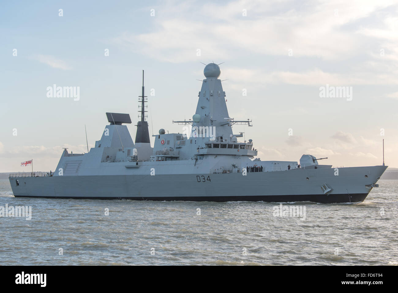 La Marine royale britannique Type 45 destroyer HMS Diamond arrivant à Portsmouth, Royaume-Uni le 28 janvier 2016. Banque D'Images