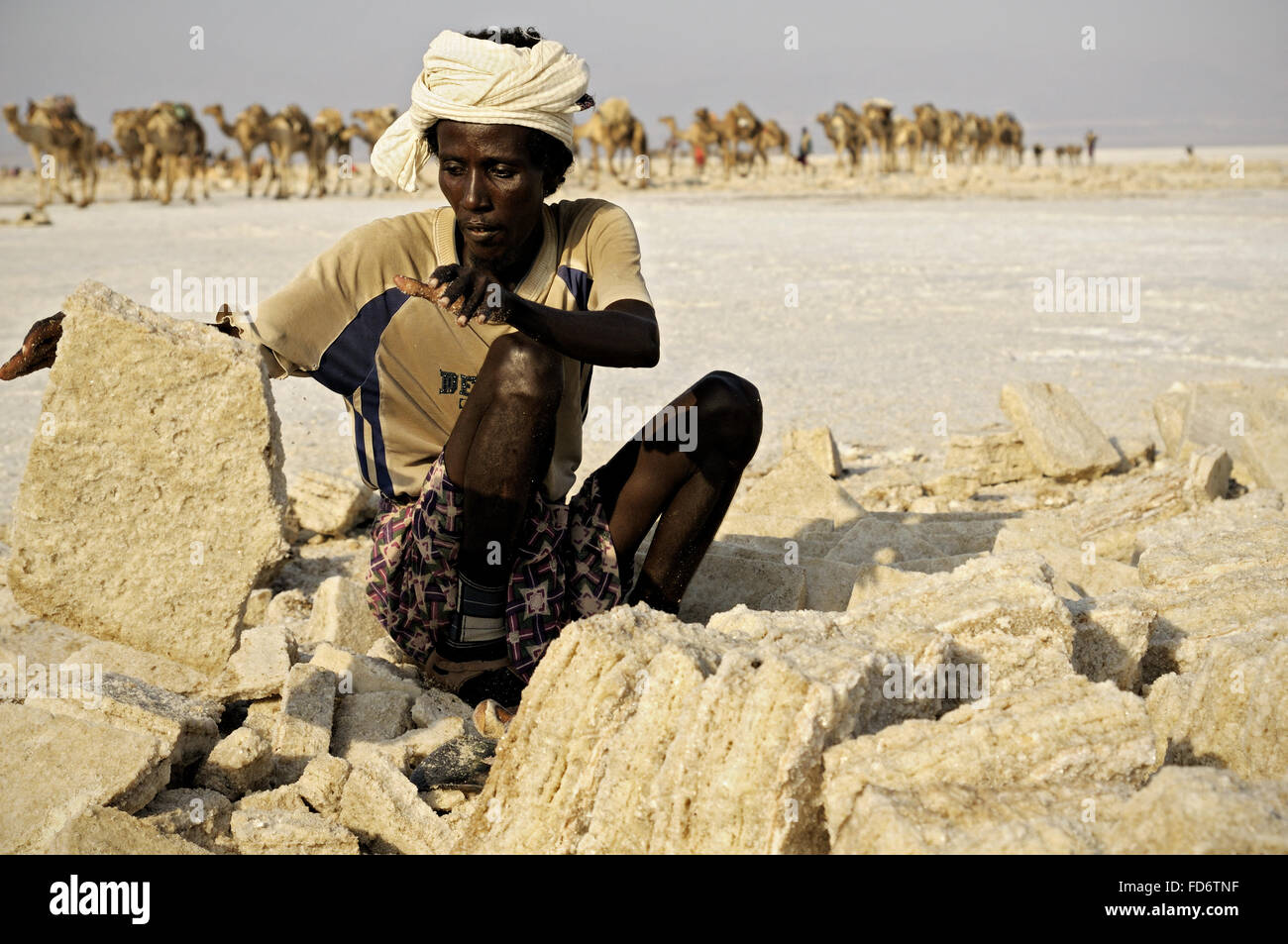 Travailleur de l'Afrique de l'extraction du sel du lac Assale, dépression Danakil, région Afar, Ethiopie Banque D'Images