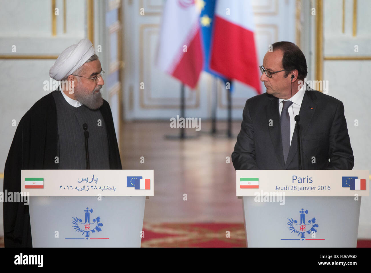 Paris, France. 28 janvier, 2016. Le Président français François Hollande(R) et le président iranien Hassan Rohani assister à une conférence de presse conjointe à l'Elysée à Paris, France, le 28 janvier 2016. Le Président français François Hollande a déclaré jeudi qu'il était possible de négocier une transition politique en Syrie en dépit de retards possibles dans les pourparlers visant à mettre fin à la guerre civile, le pays arabe déchiré par les conflits. © Theo Duval/Xinhua/Alamy Live News Banque D'Images